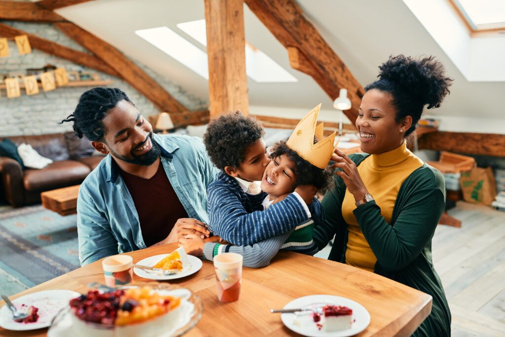 Familia celebrando un cumpleaños en casa