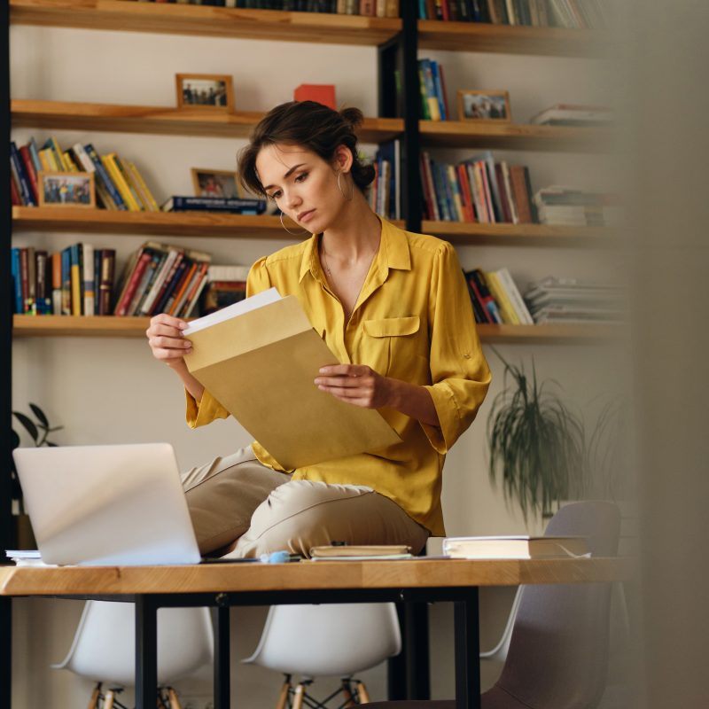 Mujer revisando documentos en una oficina moderna